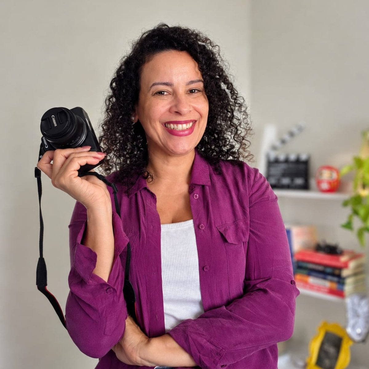 Cibele Moreira, founder of Skriva, working at her desk
